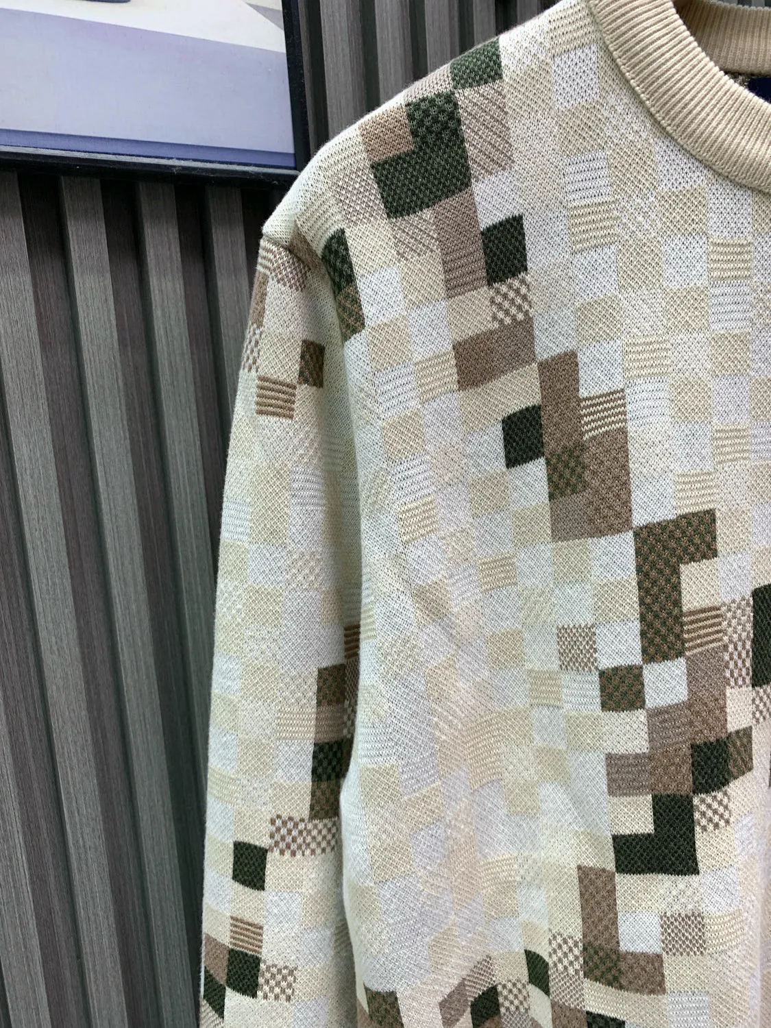 🅿️460 🀄️ Louis Vuitton Louis Vuitton 26 early spring new style LV Louis Vuitton camouflage checkerboard round neck pullover YB purchased the pattern. It is woven with 23 counts of combed cotton and 8 colors of yarn. The other 7 colors are custom dyed. The weaving piece is a 16-needle STOLL imported machine. The weaving time is 370 minutes/piece. 16-needle finer yarn is woven in 8 colors at the same time. Adding a variety of tissue jacquards increases the difficulty of the loom. There are many holes to sew with 22 stitches on the sewing plate. The embroidery requires secondary clamping. The collar, shirt legs and cuffs all need to be picked. The overall workmanship is very complicated. The embroidery is added with heat-capacitating glue and needs to be hot-glued to ensure quality. The checkerboard pattern needs to be positioned so the speed is slow. Each process of the whole garment is slow and time-consuming. Customized three-standard accessories are developed based on the original version. Same style for men and women. It is recommended to dry clean or machine wash the reverse side in cold water.